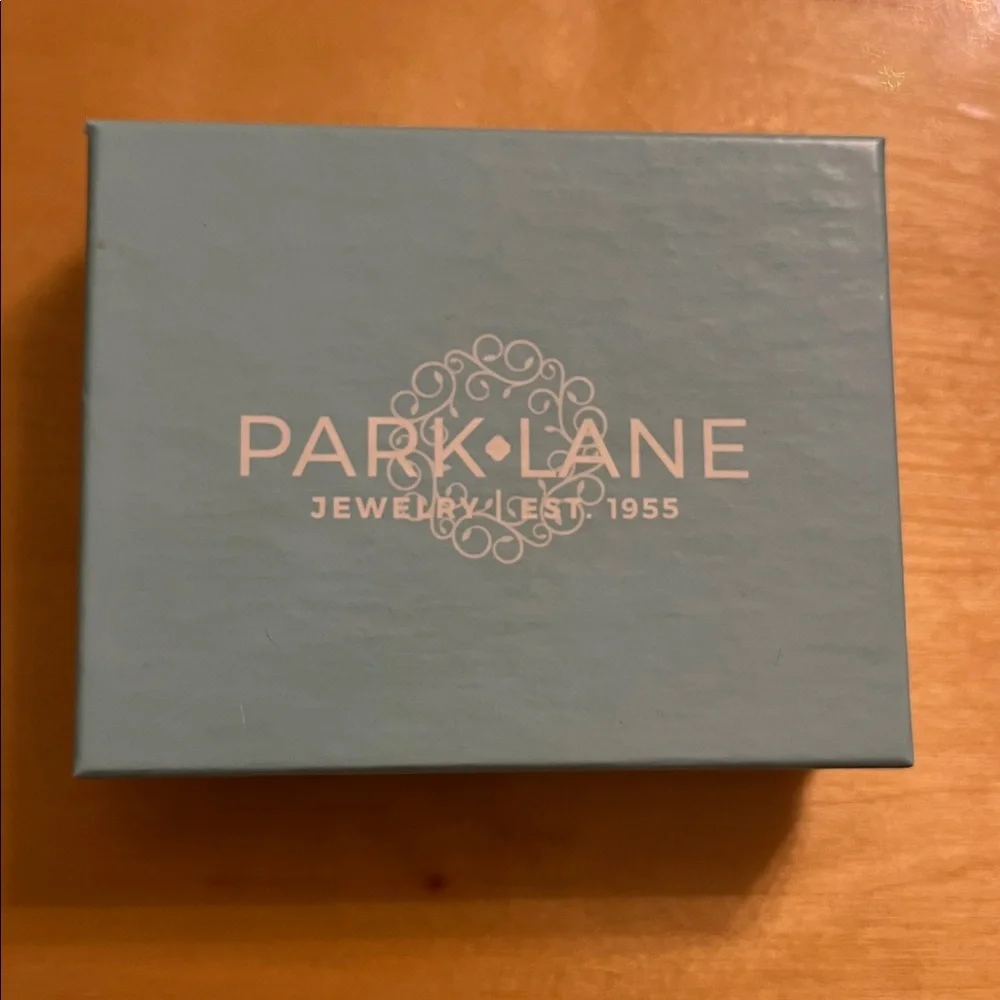 Park Lane jewelry gold toe necklace with mother of pearl type center - Picture 4 of 4